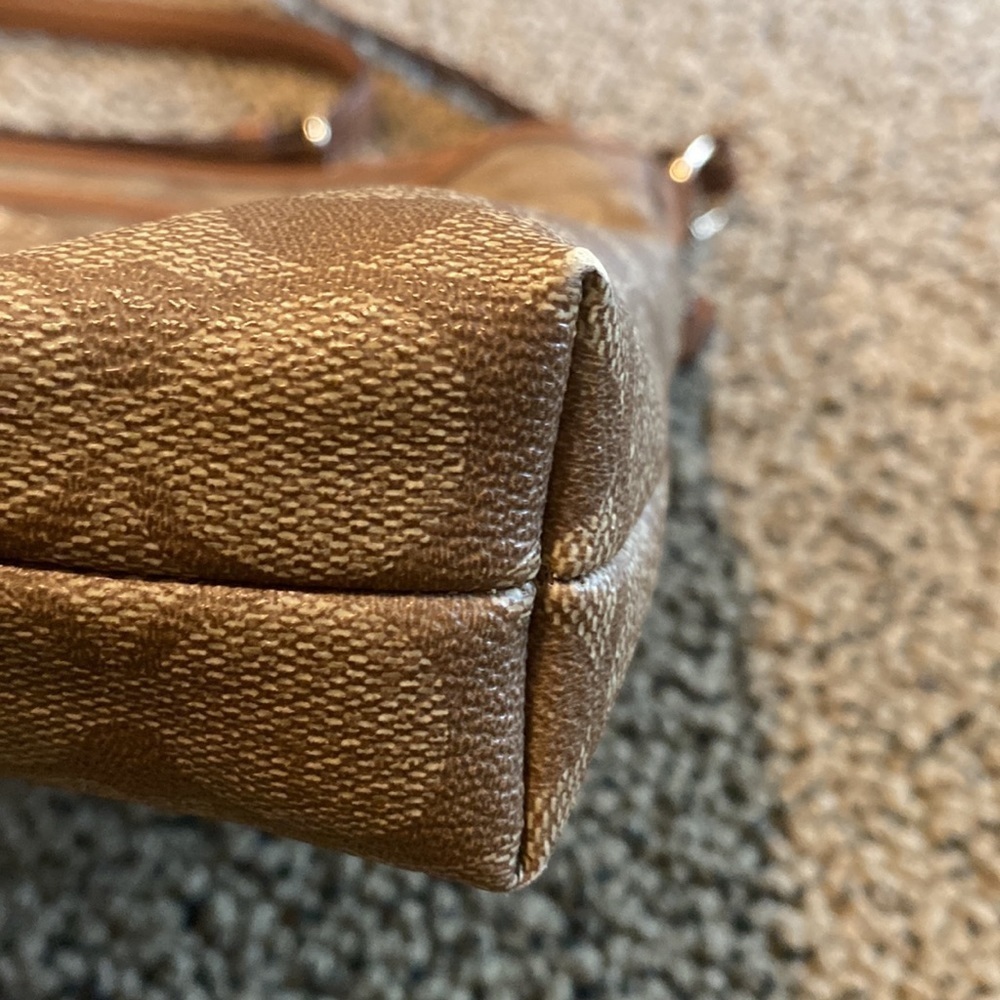 Coach Crossbody Bag w/ Gold Hardware, Zipper Closure & Pockets - Picture 5 of 11